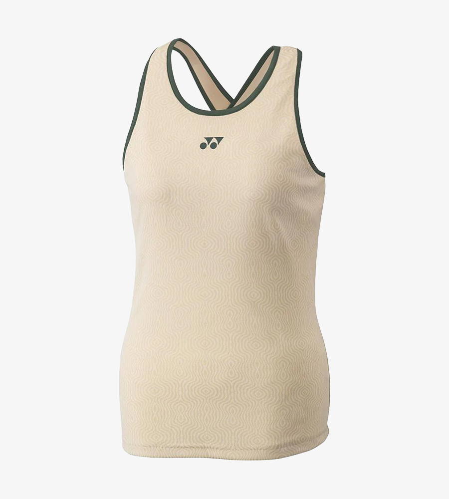 模特兒穿著 Yonex 20757 杏色女裝運動背心配襯綠色滾邊及百褶裙。 | Woman wearing a peach-colored Yonex 20757 Women's Tank Top with green trim and a matching pleated green skirt.