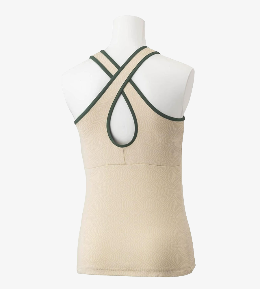 模特兒穿著 Yonex 20757 杏色女裝運動背心配襯綠色滾邊及百褶裙。 | Woman wearing a peach-colored Yonex 20757 Women's Tank Top with green trim and a matching pleated green skirt.